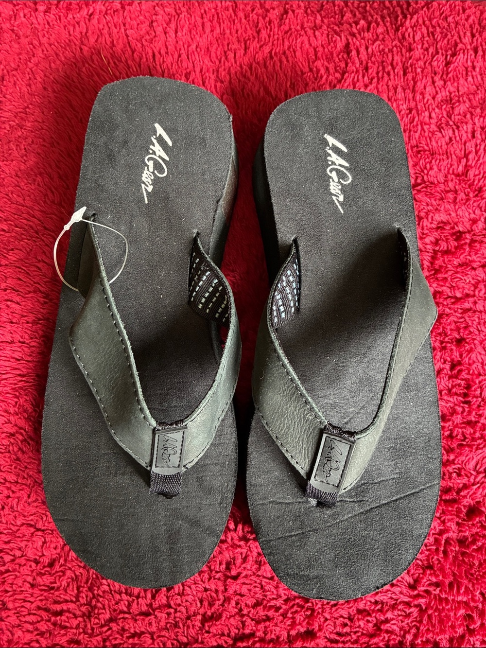 L.A.Gear black flip flop sandals